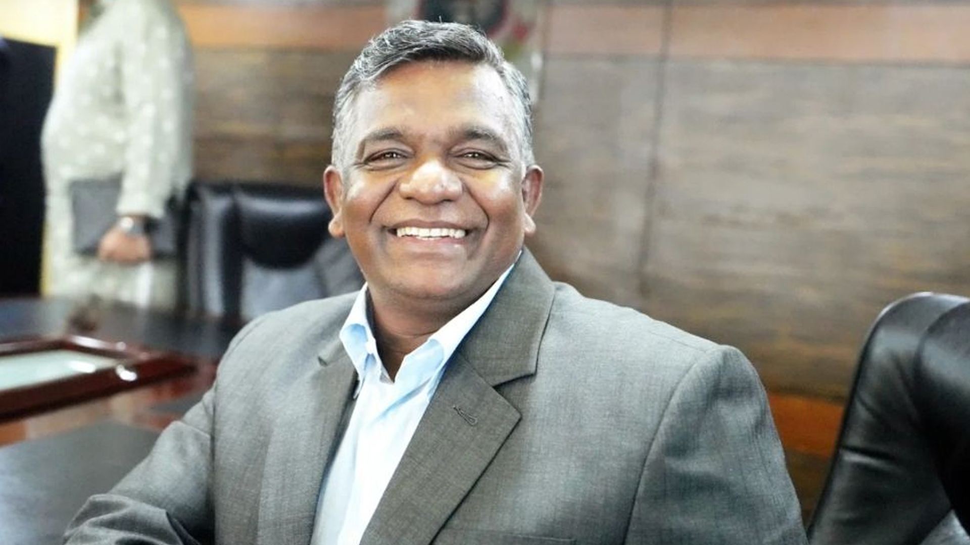 দেশে ফিরলেন বিসিবি সভাপতি, অবশেষে জল্পনার অবসান